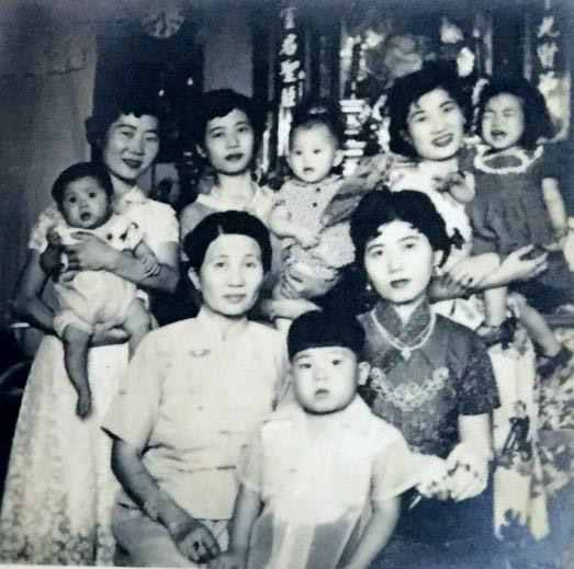 二代目洪舉在夫人（前排左一），與四千金（後排右一洪總換抱著林麗莉）