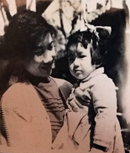 三代目洪總換抱著四代目林麗莉