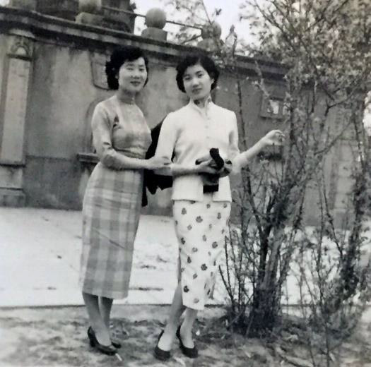 三代目洪總換（右）